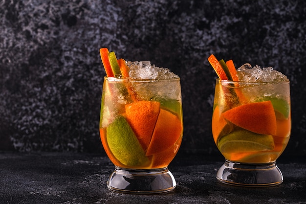 Rinfrescante cocktail estivo / acqua disintossicante alla frutta