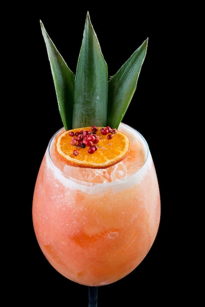 Rinfrescante cocktail in un bicchiere su sfondo nero Orange