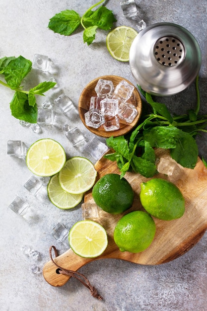 Rinfrescante cocktail mojito estivo freddo che prepara ingredienti di ghiaccio alla menta e lime Vista dall'alto