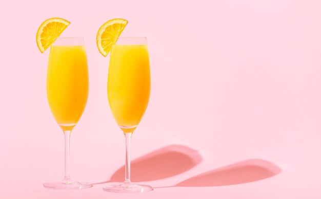 Rinfrescanti cocktail Mimosa all'arancia con champagne