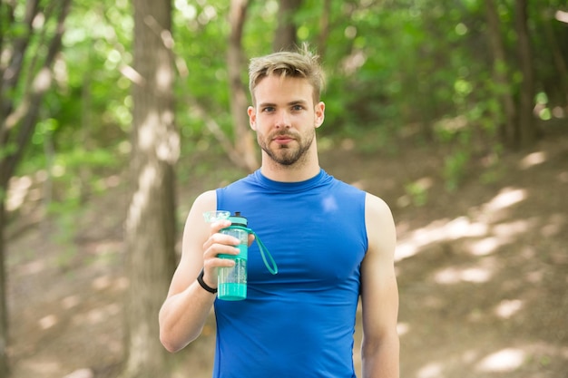 Rinfresco. ristoro dopo l'allenamento sportivo hart. l'uomo ha un rinfresco con una bottiglia d'acqua. concetto di ristoro e stile di vita sano. rinfrescarsi.