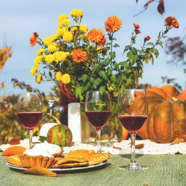 Ringraziamento autunno tavolo da pranzo arredamento in giardino.