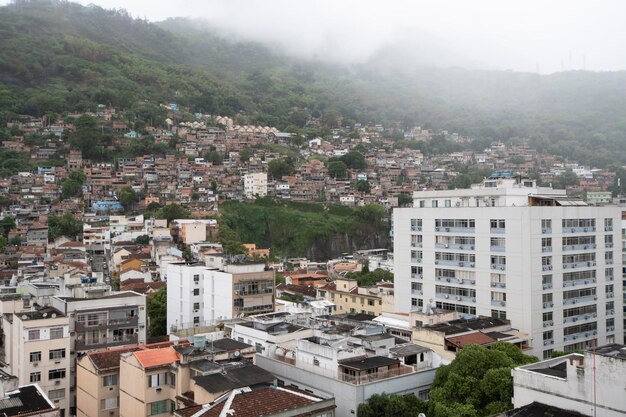 Rio, Brasile - 05 ottobre 2021: Migliaia di edifici che compongono il paesaggio urbano della parte nord della città nel quartiere di Tijuca