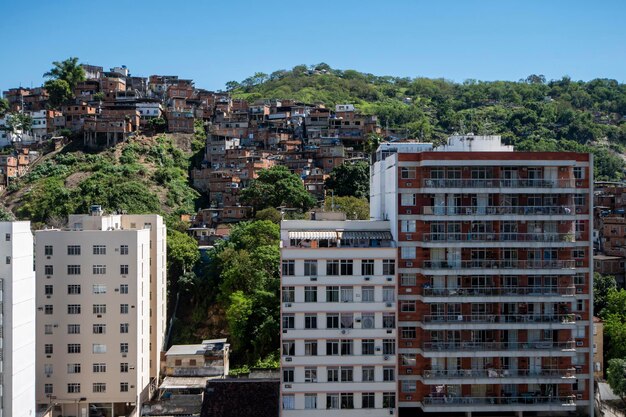 Rio, Brasile - 22 ottobre 2021: Migliaia di edifici che compongono il paesaggio urbano della parte settentrionale della città nel quartiere di Vila Isabel