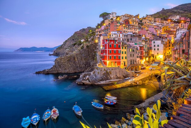 Riomaggiore la prima città della sequenza di città collinari di Cique Terre in Liguria, Italia