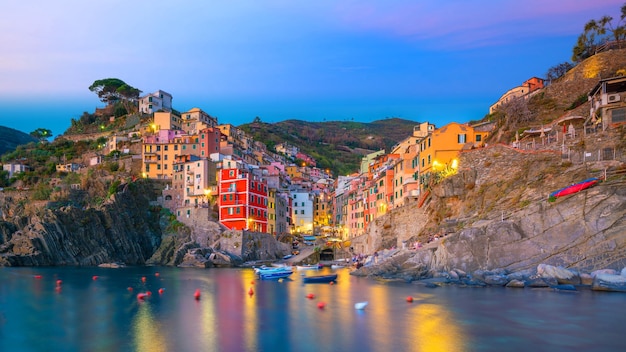 Riomaggiore la prima città della sequenza di città collinari di Cique Terre in Liguria, Italia