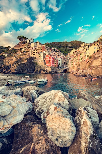 Riomaggiore nelle Cinque Terre Italia al tramonto Popolare destinazione turistica della costa ligure