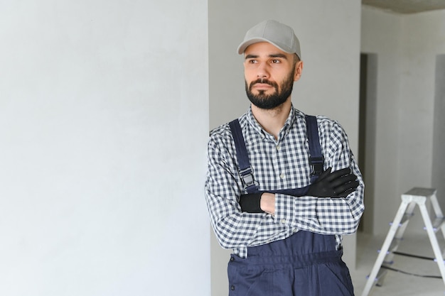 Riparatore maschio positivo a casa