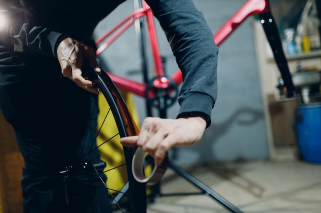 Riparatore meccanico assemblaggio ruota bicicletta personalizzata in officina