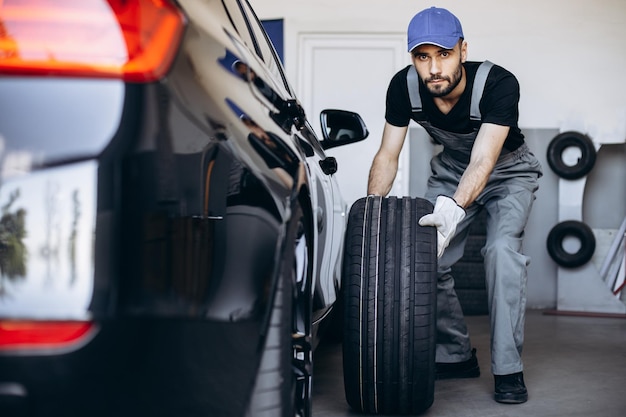 Riparatore presso servizio auto cambio gomme