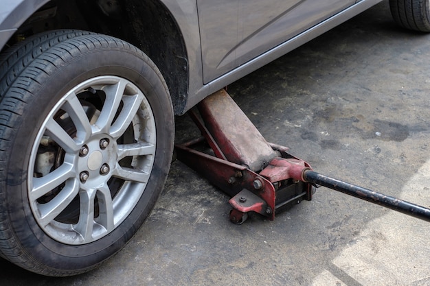 Riparazione auto con sollevamento in officina