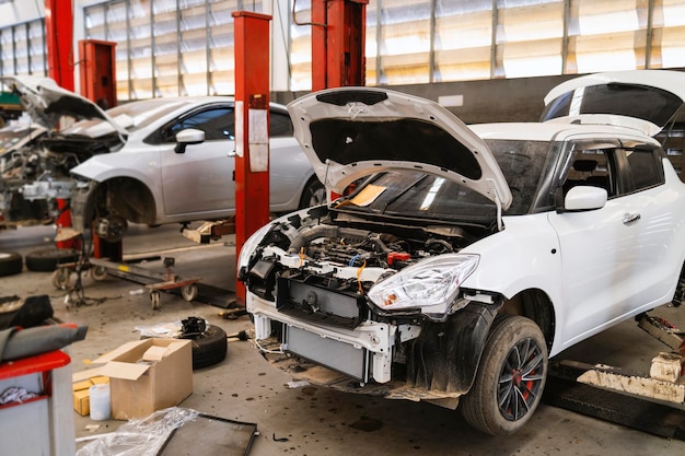 Riparazione auto nella stazione di servizio del garage con softfocus e luce eccessiva sullo sfondo