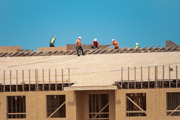 Riparazione del tetto sul tetto costruttore tetto installare un nuovo tetto operaio di costruzione tetto su un grande tetto