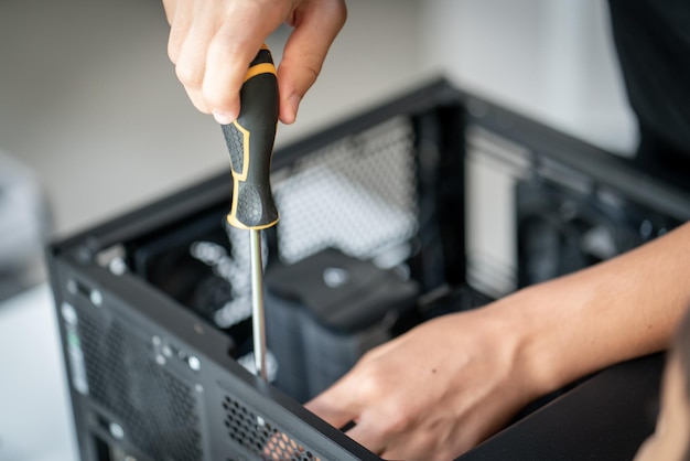 Riparazione dell'unità di sistema del computer nel centro di assistenza. Foto di alta qualità