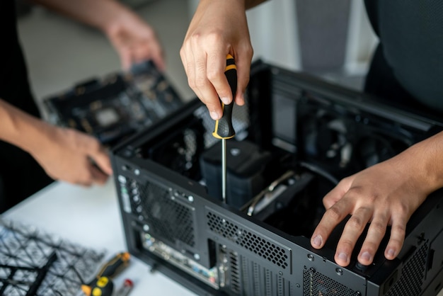 Riparazione dell'unità di sistema del computer nel centro di assistenza. Foto di alta qualità