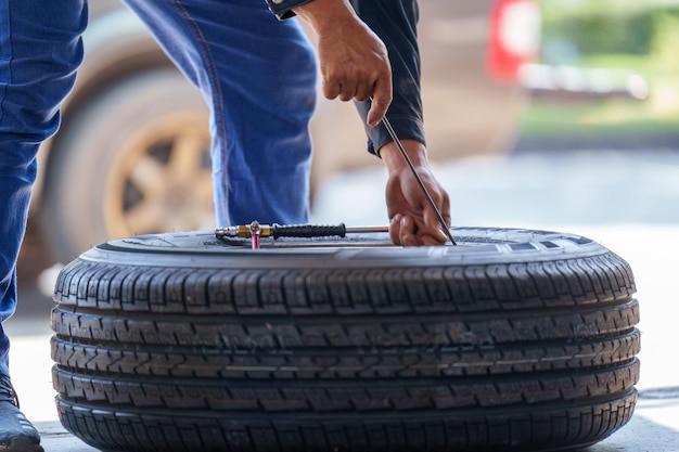 Riparazione di ruote per auto all'aperto senza pneumatici su strada Garage automobilistico per la sostituzione di pezzi di ricambio dopo fa