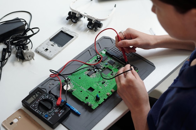 Riparazione di schede elettroniche con multimetro
