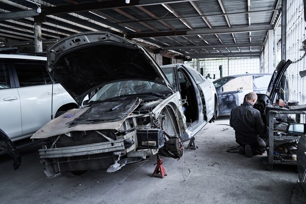 Riparazione di una vecchia auto rotta al servizio auto