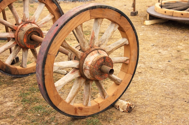 Riparazione di una vecchia ruota di legno di un carrello