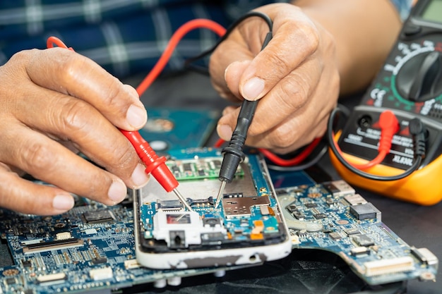 Riparazione e aggiornamento della scheda madre del circuito dell'hardware del computer portatile e del concetto tecnologico