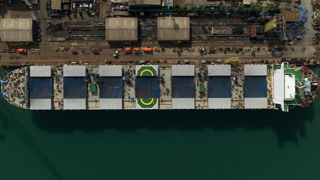 Riparazione e manutenzione dell'area del cantiere navale sulla vista aerea dall'alto del mare