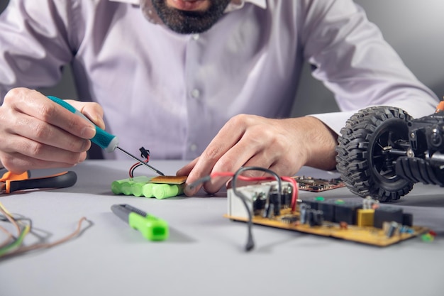 Riparazione uomo di un giocattolo per auto a batteria