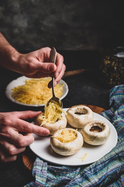 Ripieno di funghi champignon con formaggio cheddar grattugiato