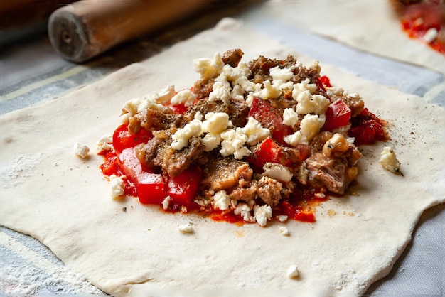 Ripieno di pomodoro con formaggio di carne succoso e salsa di peperoncino rosso piccante con spezie per burritos