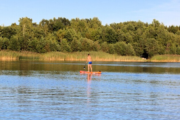 Riposa sul lago