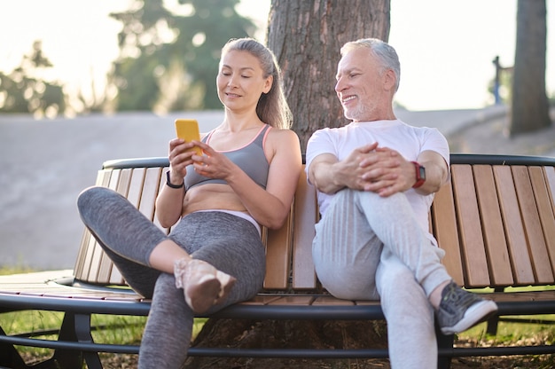 Riposo. Una coppia sportiva matura che riposa dopo l'allenamento