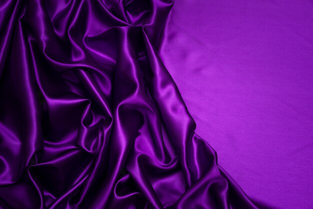 Ripple di drappeggio in tessuto viola, bella seta viola alla moda e design.