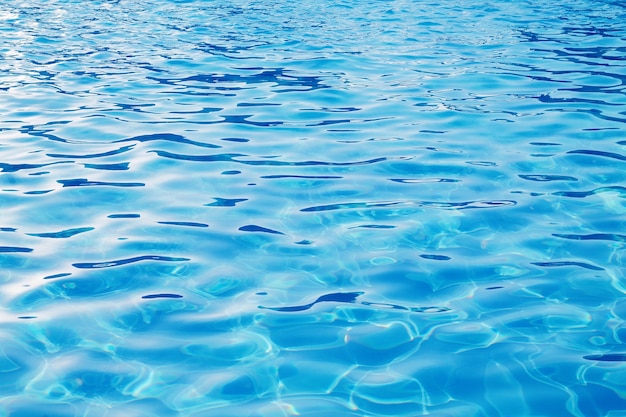 Ripple Water in piscina con riflesso del sole