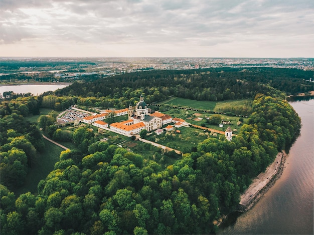 Ripresa aerea del monastero di Pazaislis a Kaunas in Lituania