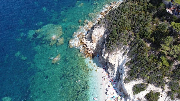 Ripresa aerea del turista con ombrelloni nel Parco Nazionale dell'Arcipelago Toscano, Italia