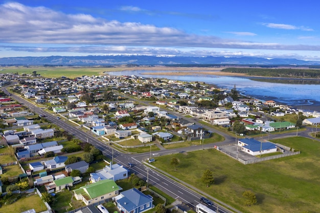 Ripresa aerea del villaggio sulla spiaggia di Foxton a Manawatu-Wanganui, Nuova Zelanda