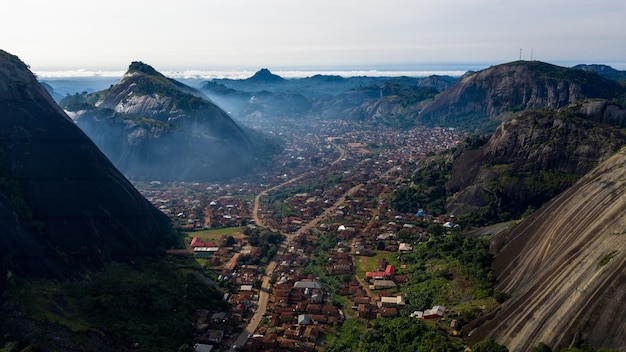 Ripresa aerea della bellissima città di Idanre nello stato di Ondo catturata in Nigeria