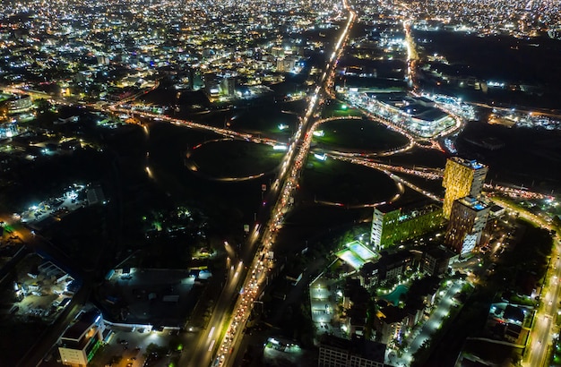 Ripresa aerea della città di Accra in Ghana di notte