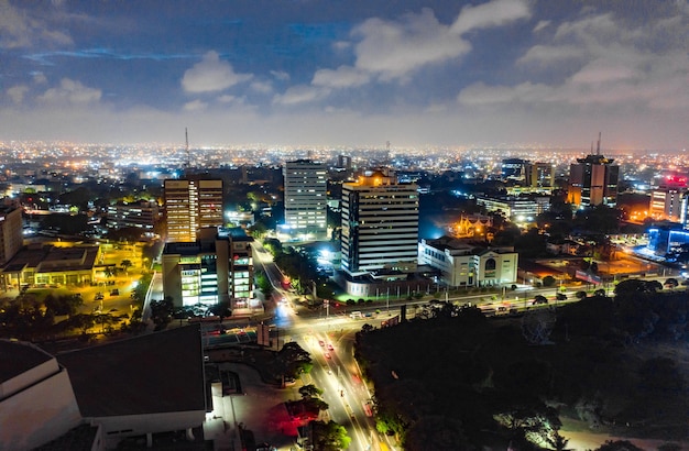 Ripresa aerea della città di Accra in Ghana di notte