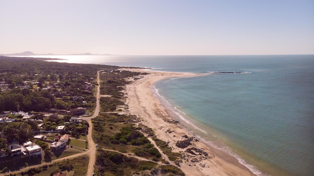 Ripresa aerea della costa di Santa Lucia del Este-Canelones in Uruguay con edifici e alberi