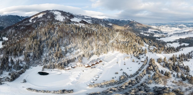 Ripresa aerea della maestosa alba nelle montagne La valle tra le montagne è ricoperta di nebbia ed è illuminata dai caldi raggi del sole nascente Montagne coperte di foresta naturale