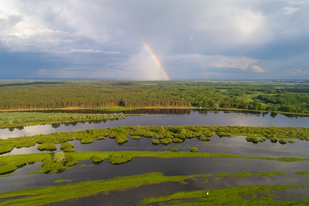 Ripresa aerea della pianura alluvionale del fiume Dnieper prima del temporale