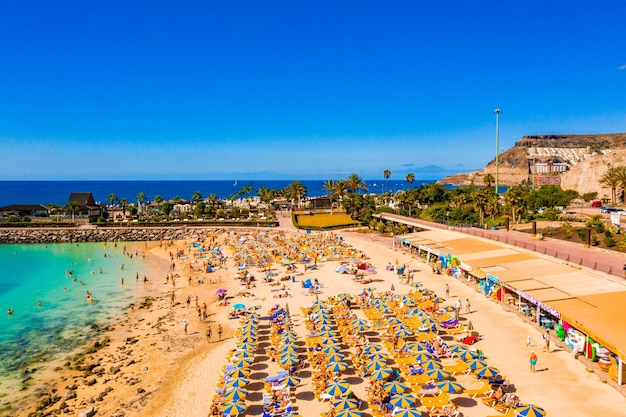 Ripresa aerea della spiaggia di Amadores sull'isola di Gran Canaria in Spagna