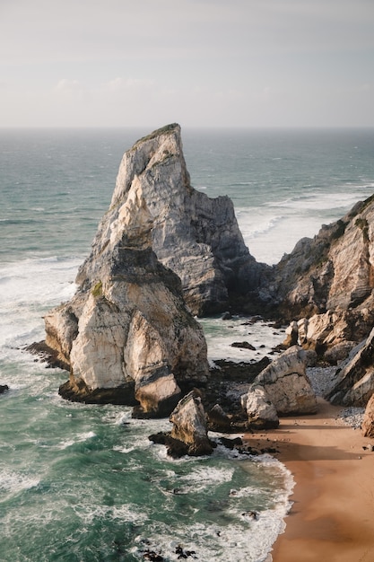 Ripresa aerea di Cabo da Roca Colares in caso di tempesta