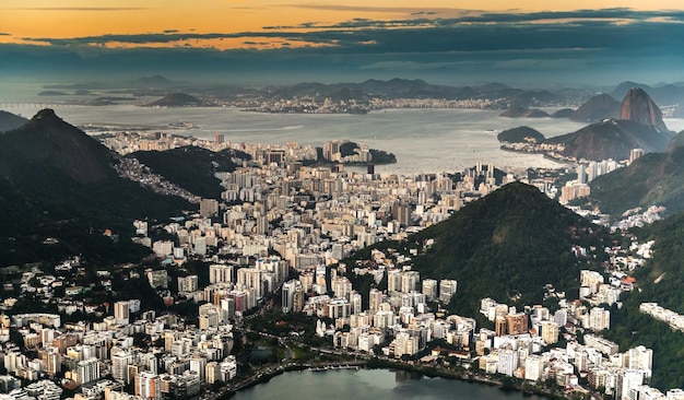 Ripresa aerea di Rio de Janeiro durante il tramonto