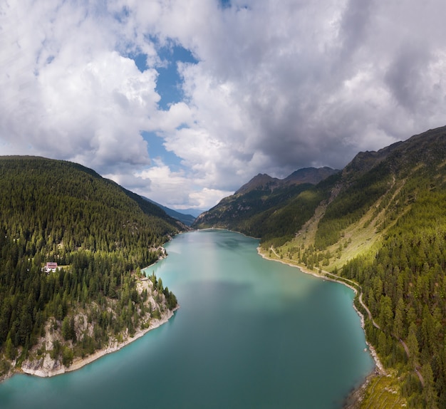 Ripresa aerea di un fiume e di una foresta sulle colline