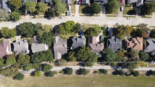 Ripresa aerea di un quartiere residenziale con case e alberi verdi
