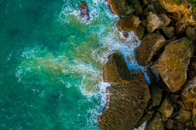 Ripresa aerea di una costa con grandi rocce e scogliere