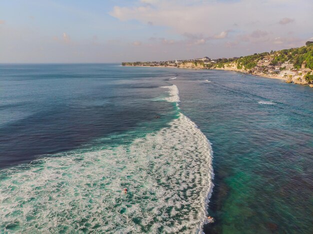 Ripresa aerea. Foto dal drone. Spiaggia Dreamland Bali Indonesia.