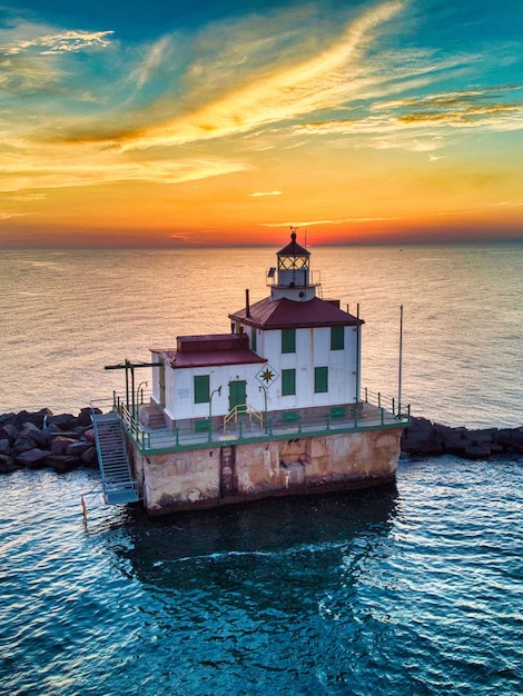 Ripresa con drone dell'edificio Ashtabula Harbour Light durante un tramonto mozzafiato