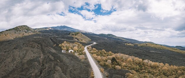 Ripresa dall'alto delle colline in una giornata nuvolosa